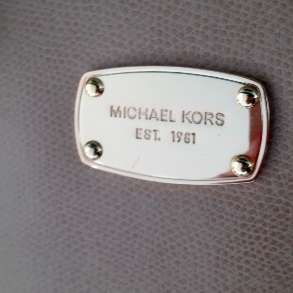 Michael Kors purse excellent condition - Picture 8 of 14